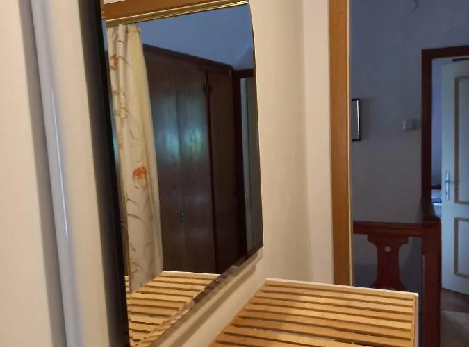 迪莱克特湖畔公寓 *